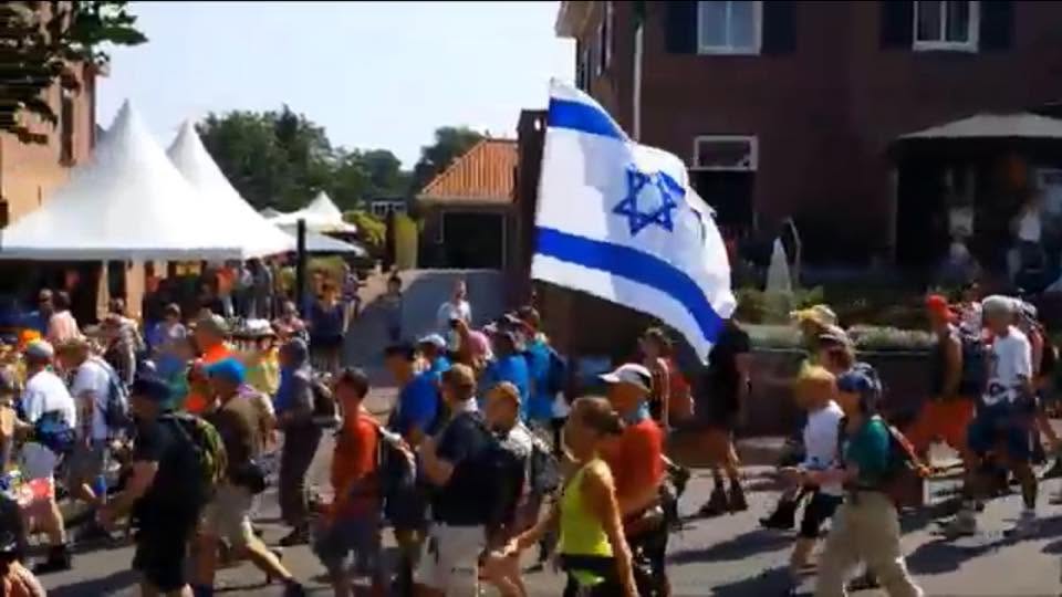 חיים צועד עם דגל ישראל בצעדת ארבעת הימים בהולנד