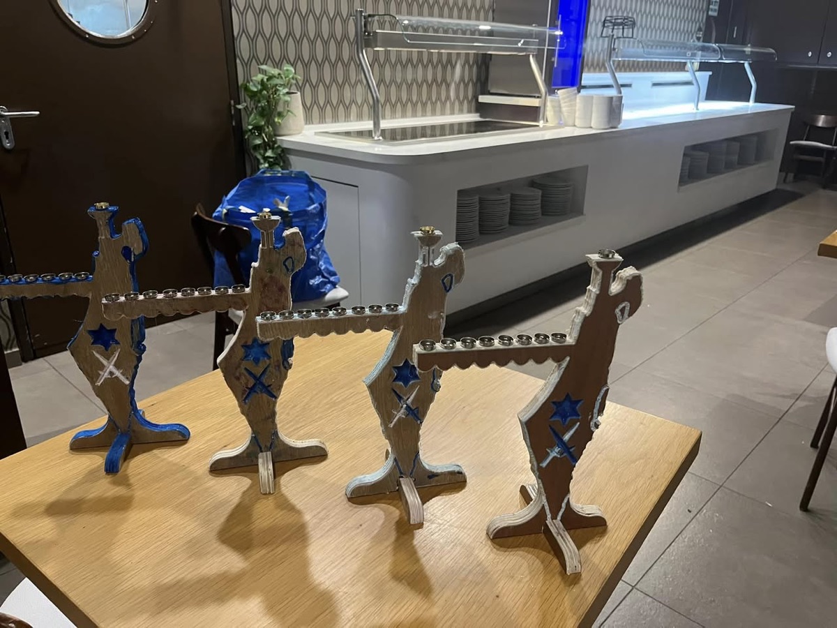חנוכיית מפת ישראל שנבנה בסדנה בנגרייה