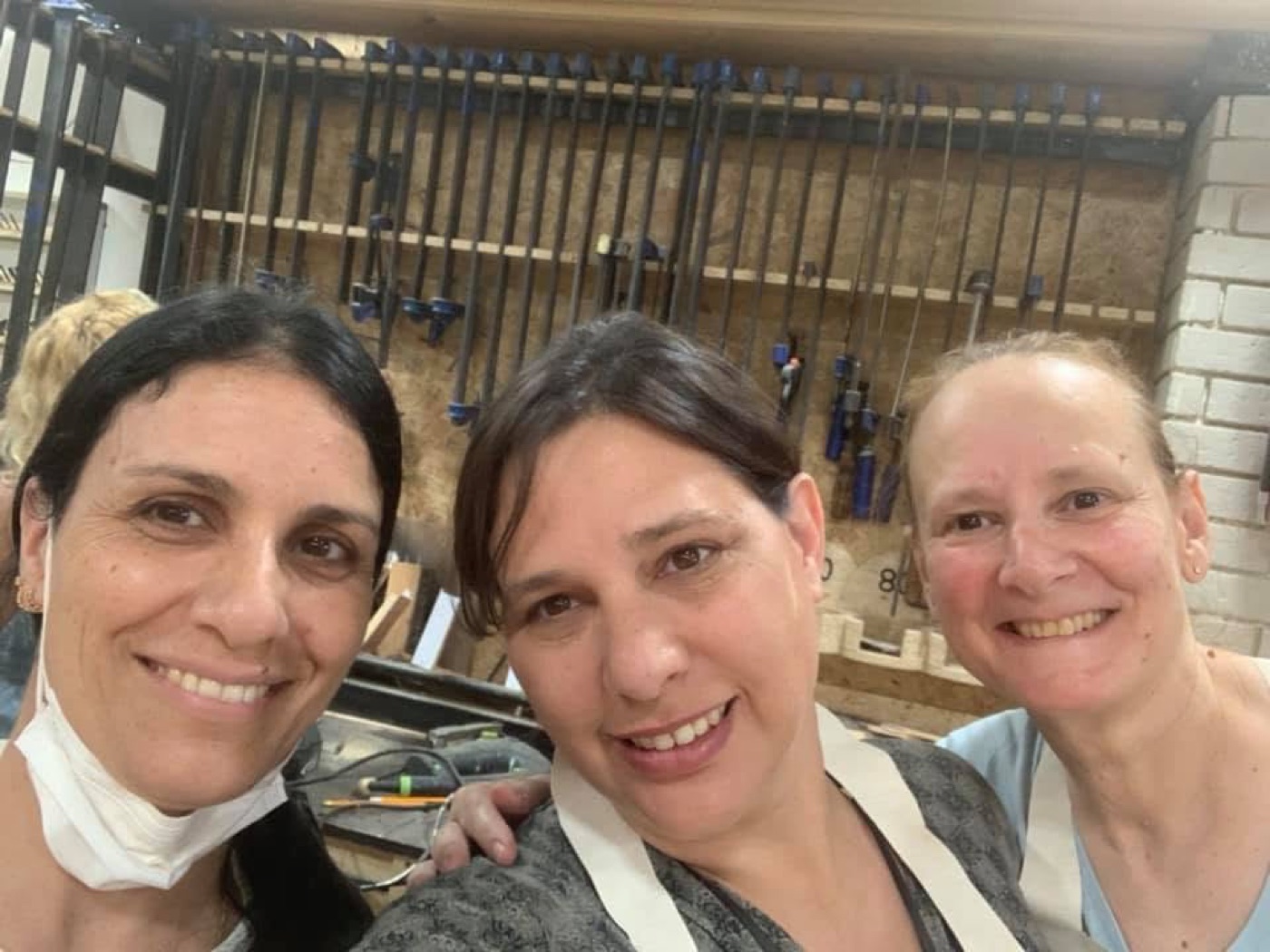 שלוש משתתפות מחייכות בנגרייה