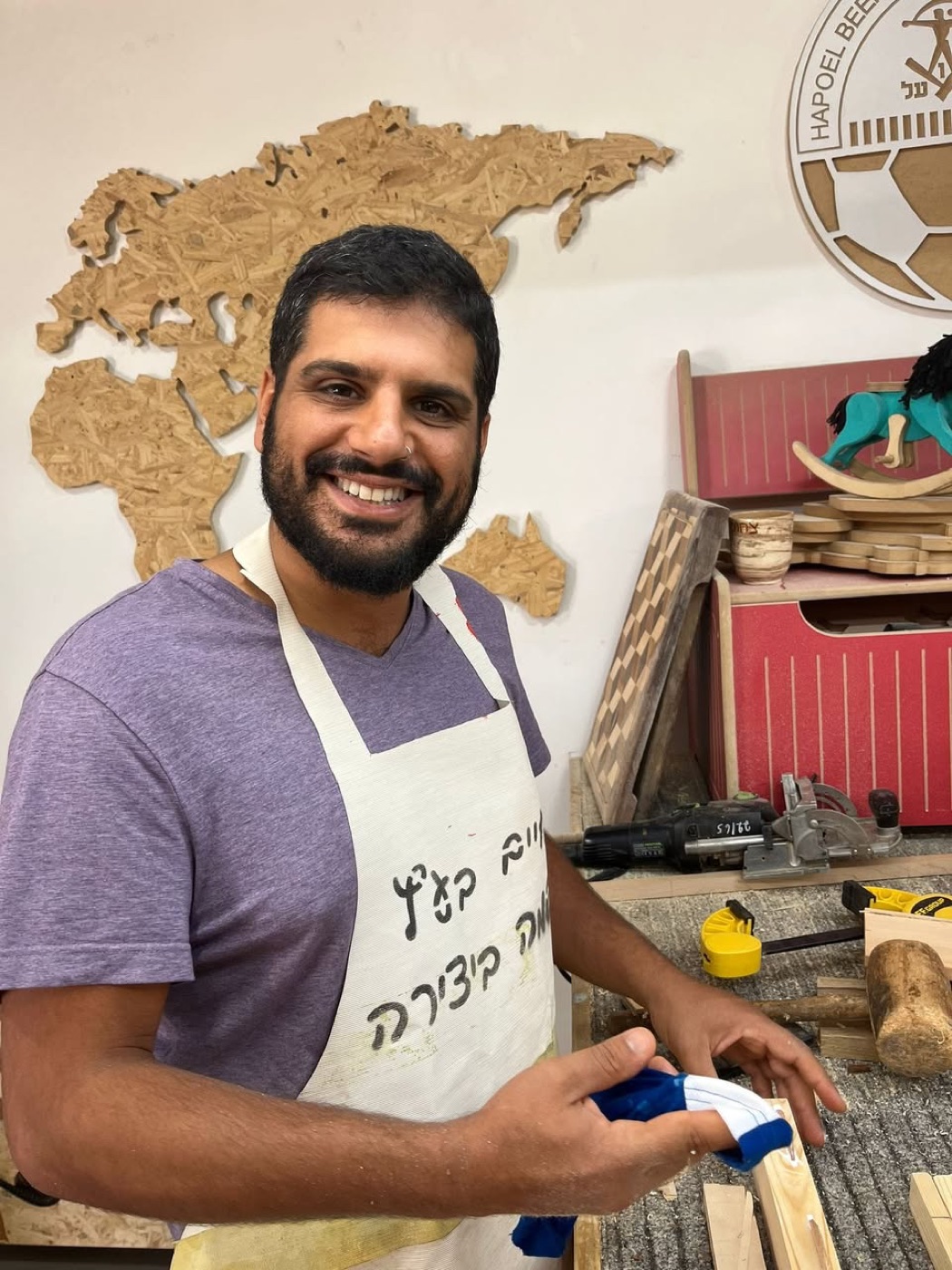 הבן מחייך עם הכלי ביד