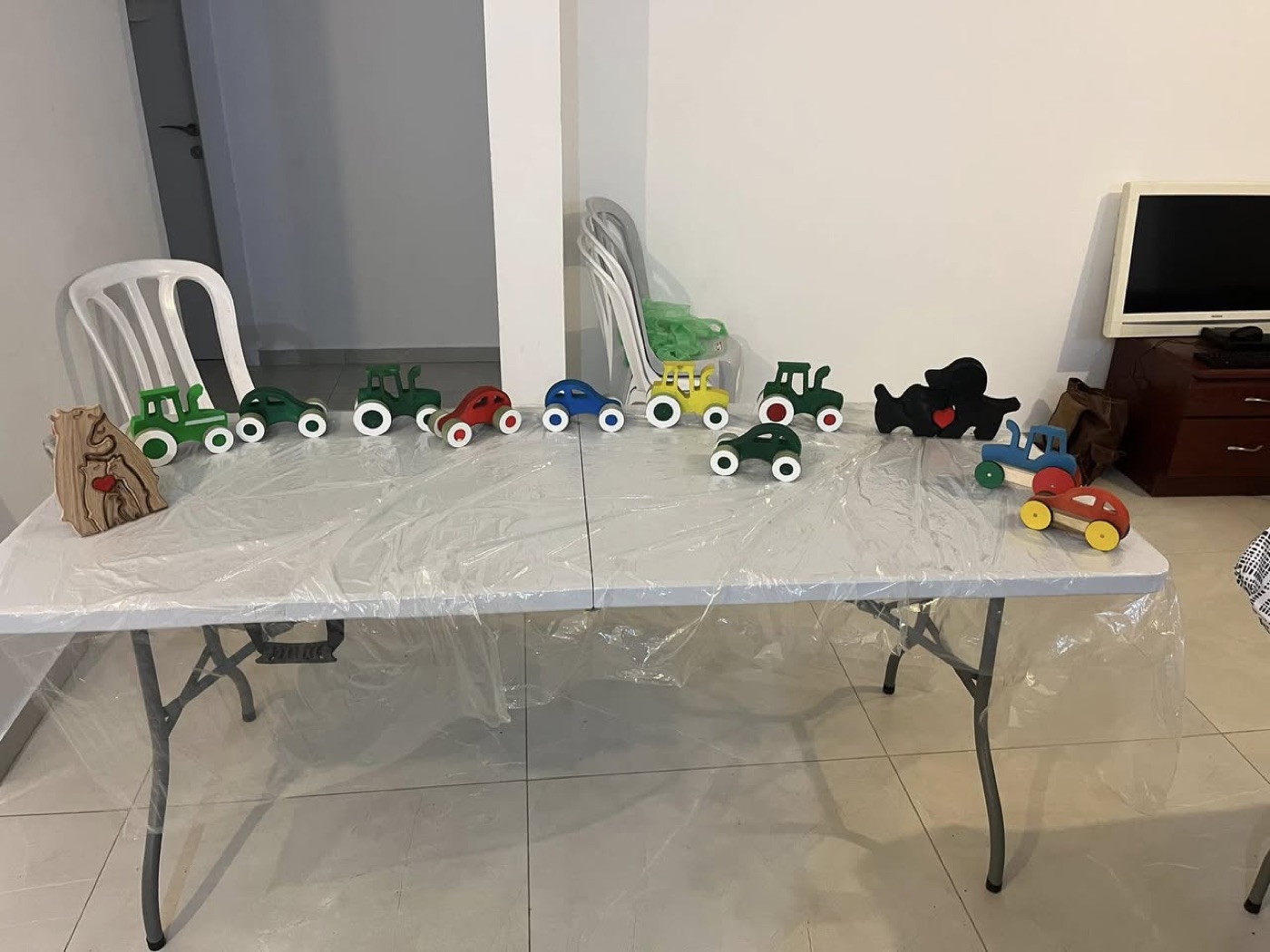 שורת מכוניות ומשאיות עץ צבעוניות על שולחן